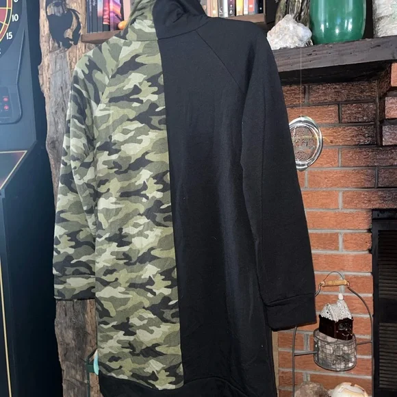 No Boundaries Black and Gray Sweatshirt - Picture 6 of 7